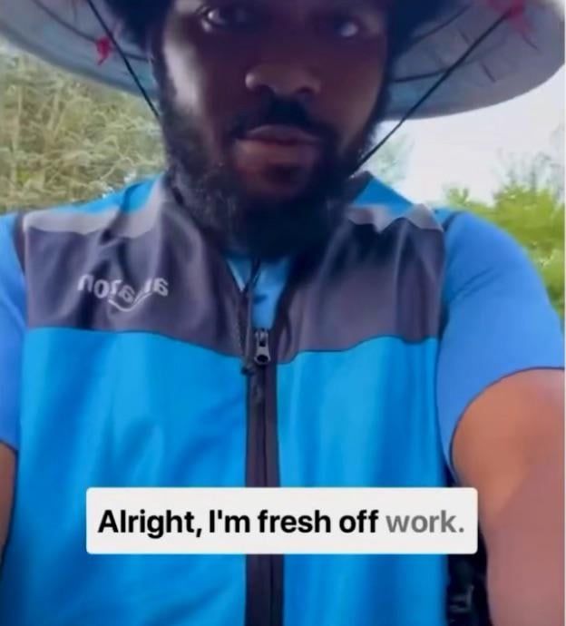 仕事を終えたアマゾンの配達員