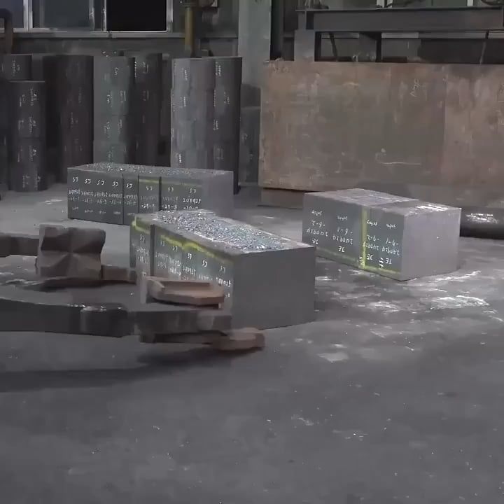 工場で大きな金属塊を運ぶ機械の様子