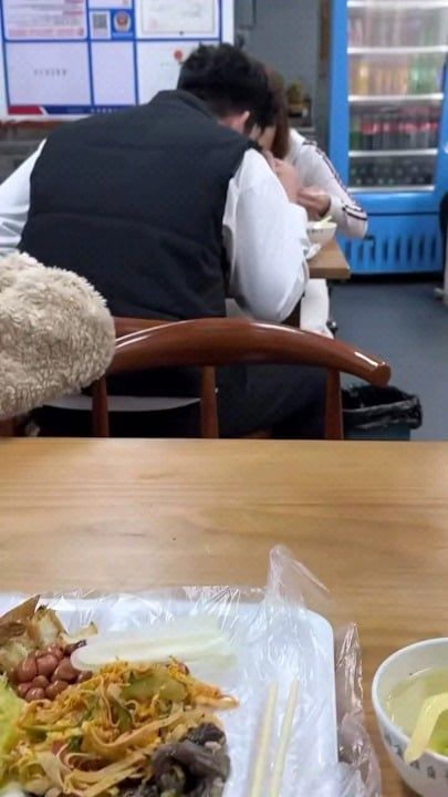 食堂で食事をする男女と手前の料理