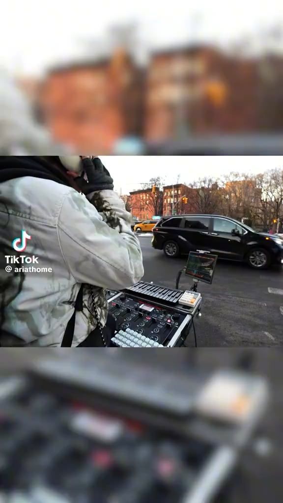 路上で音楽機材を操作する人