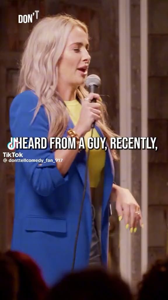 マイクを持ちステージで話す金髪の女性