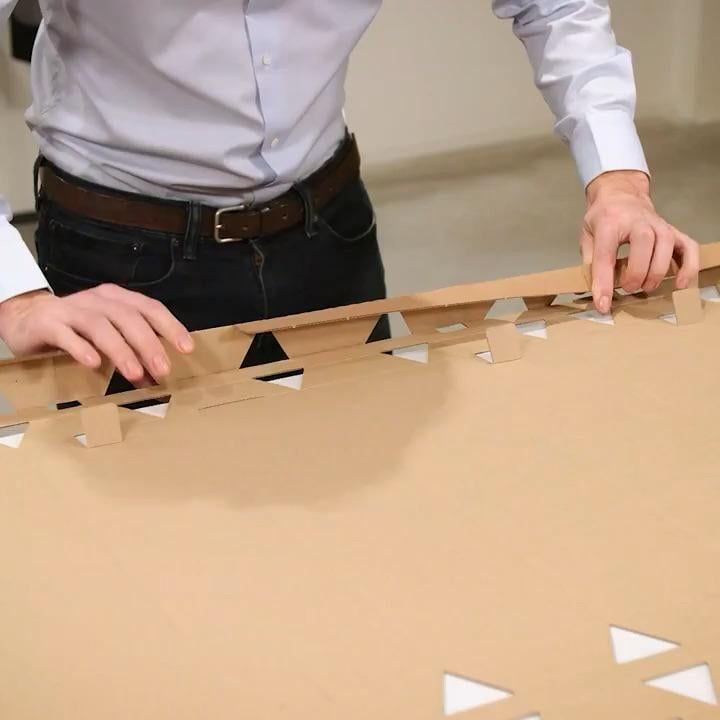 大きな段ボールを組み立てる様子