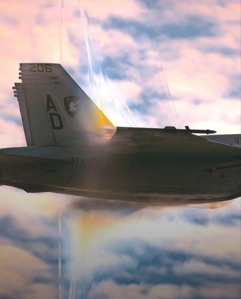 音速付近で衝撃波を纏い飛行する戦闘機