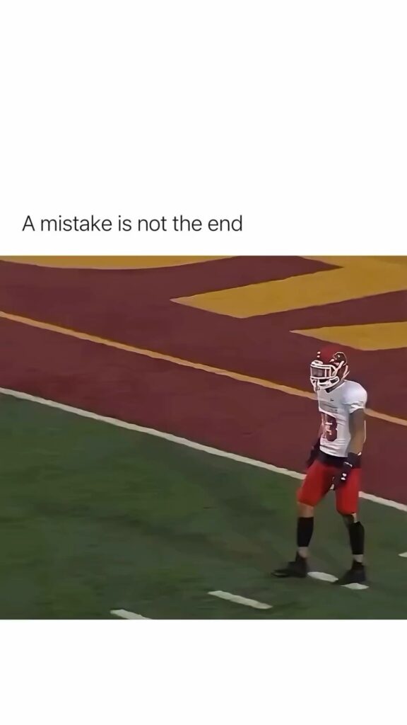 首が不自然に曲がったアメフト選手