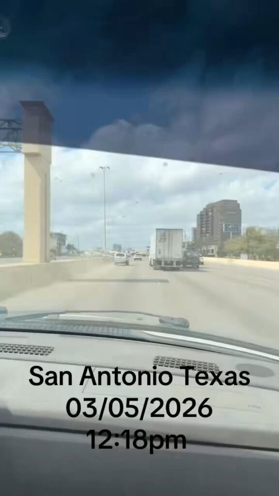 車内から見たサンアントニオの高速道路風景
