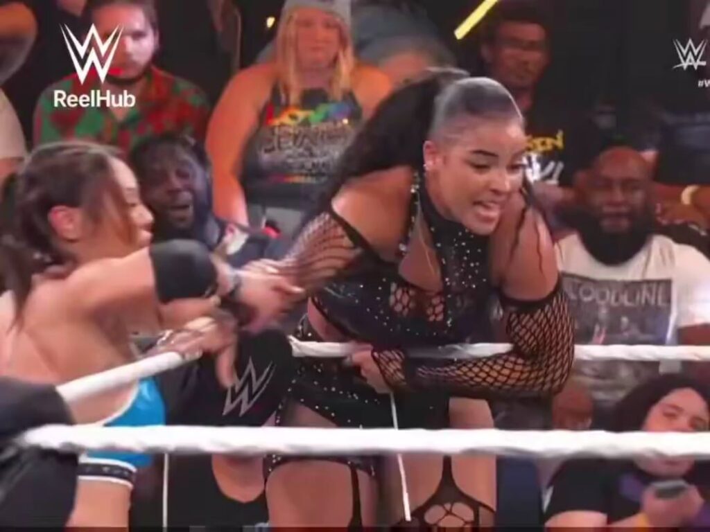 WWEのリングで戦う女子プロレスラー