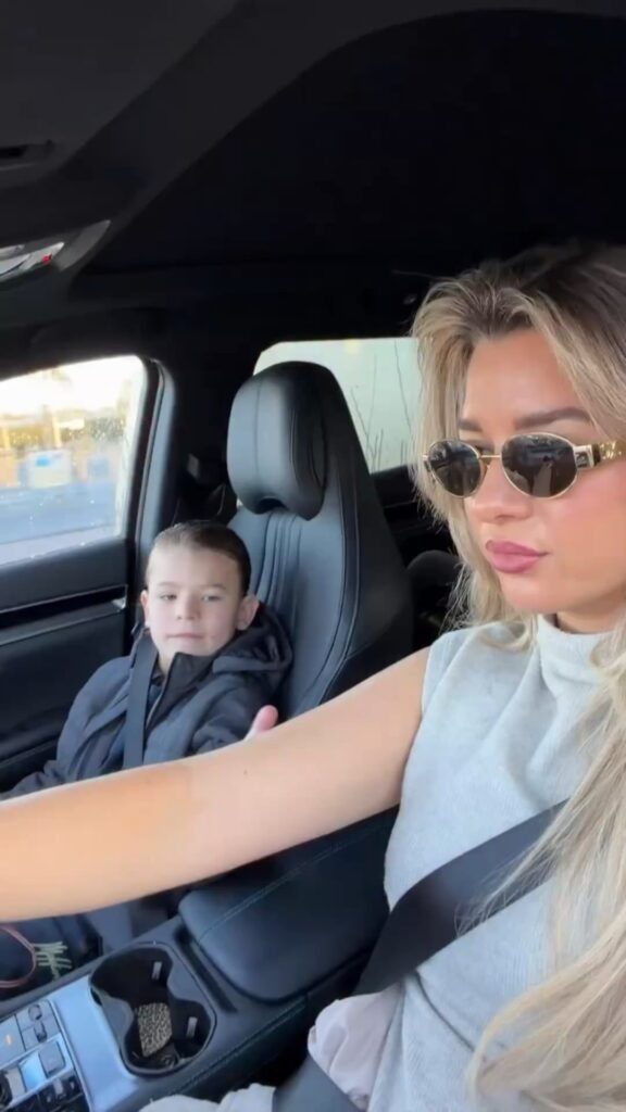 車を運転する女性と助手席の男の子