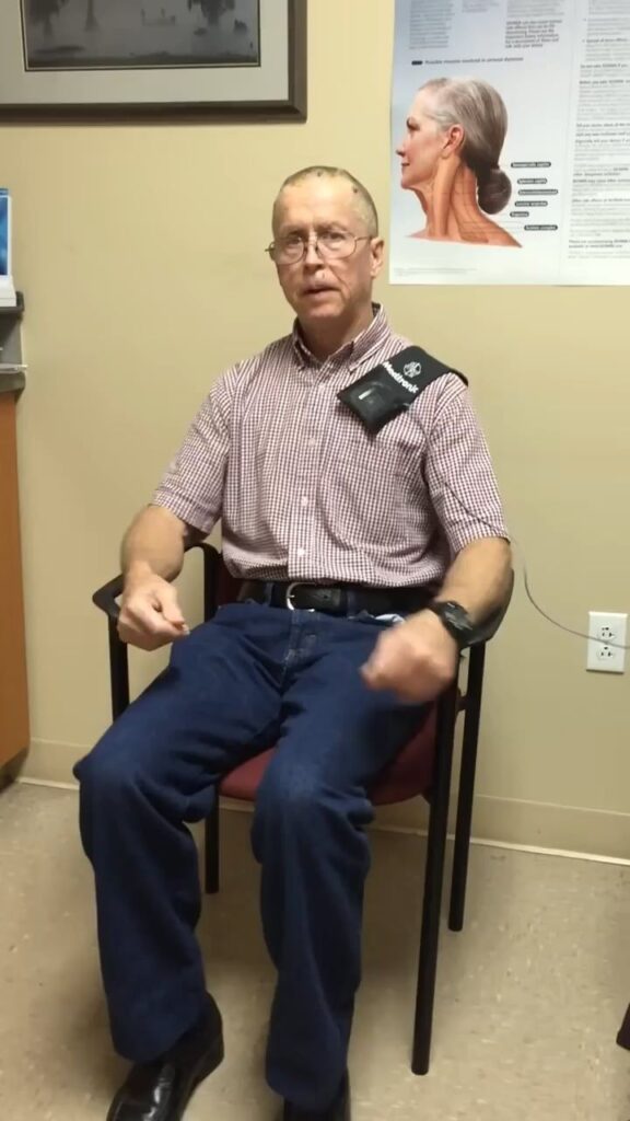 医療機器を装着して椅子に座っている男性