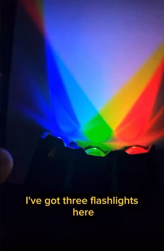 光の三原色を放つ3つの懐中電灯