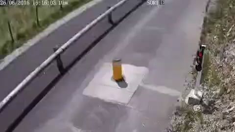 道路中央に設置された黄色いボラード