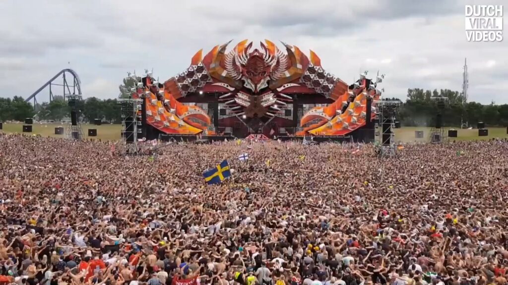 野外フェスの巨大なステージと大勢の観客