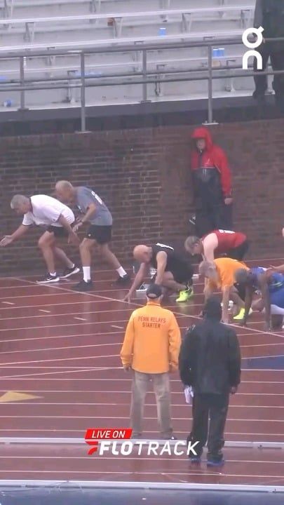 スタート位置につく高齢のランナーたち