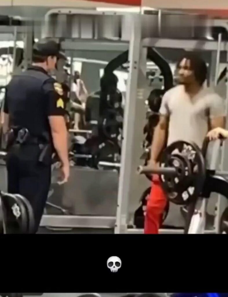 ジムで警察官と男性が対峙している状況