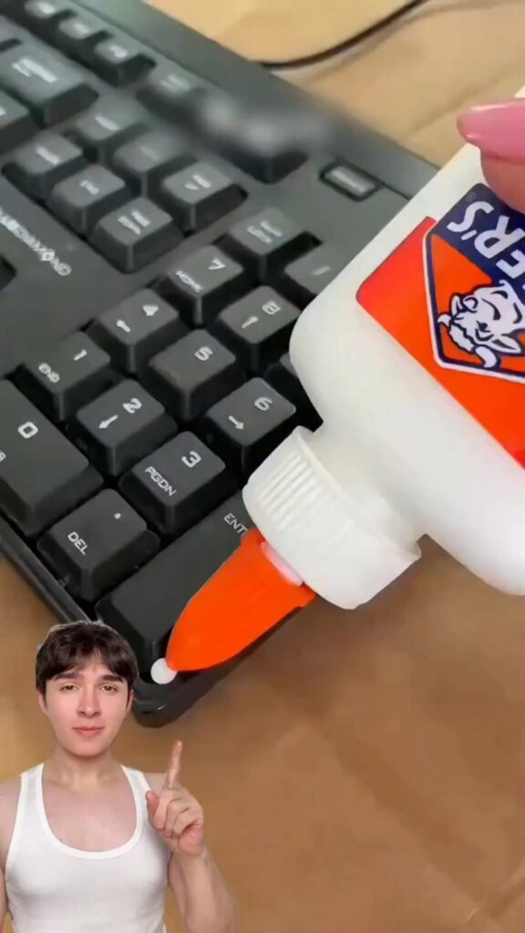 キーボードに接着剤を垂らしている様子