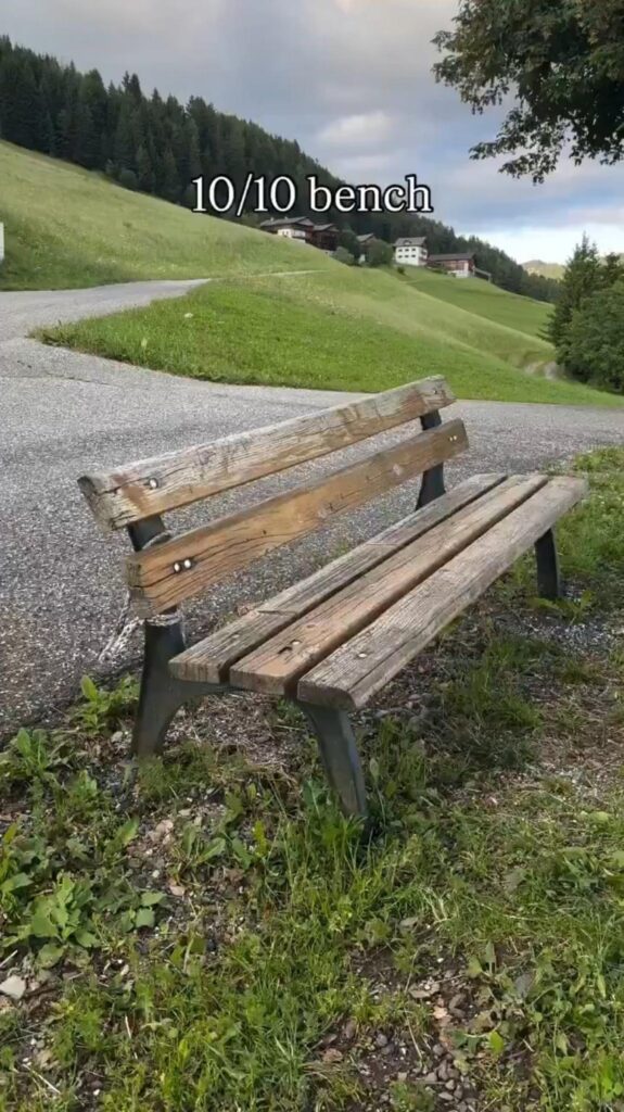 景色の良い高台にある古い木製ベンチ