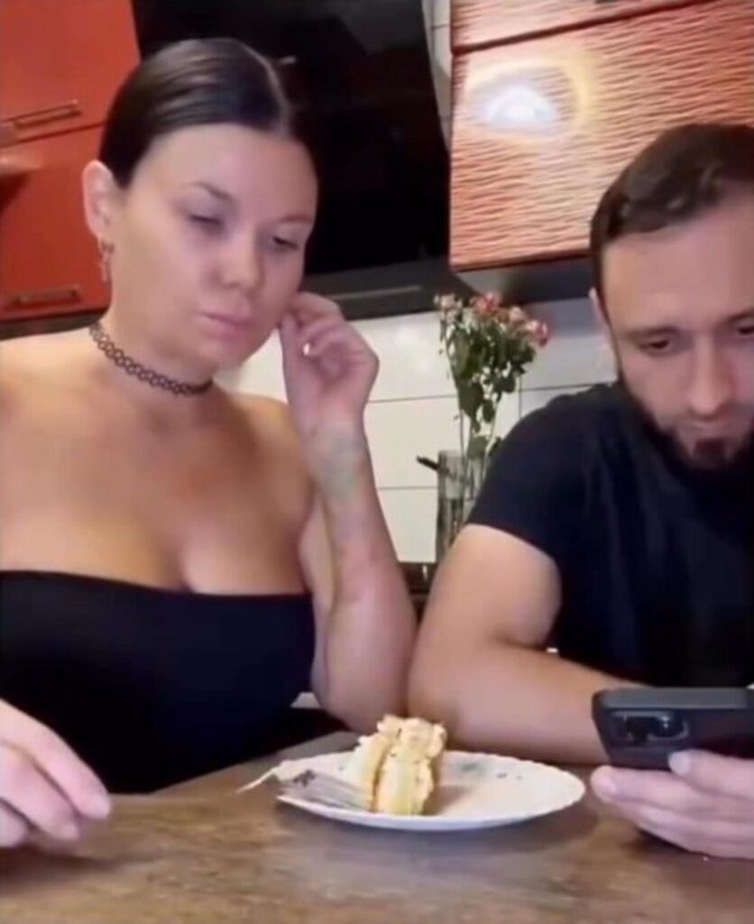 ケーキを前にスマホを見つめる男女