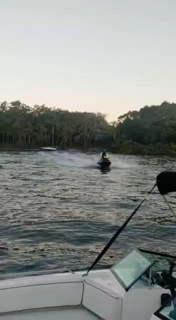 ボートから見た湖を走る水上バイク