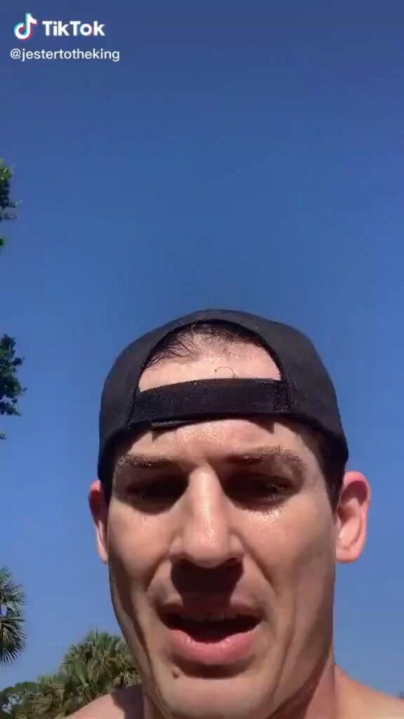 青空の下で黒い帽子を被り汗をかいた男性