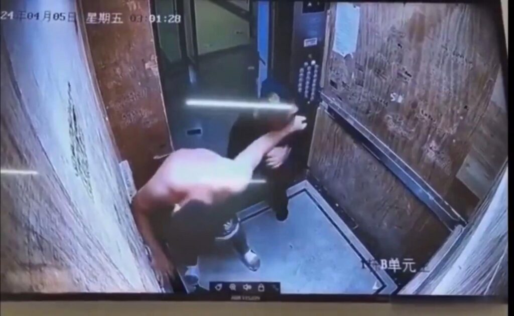 エレベーター内で半裸の男が人に襲いかかる