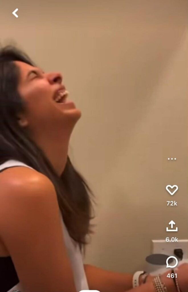 上を向いて大笑いしている女性