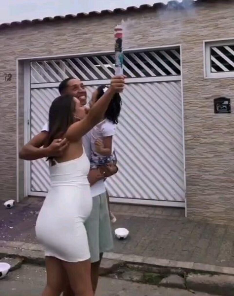 花火を掲げて喜ぶ妊婦と家族