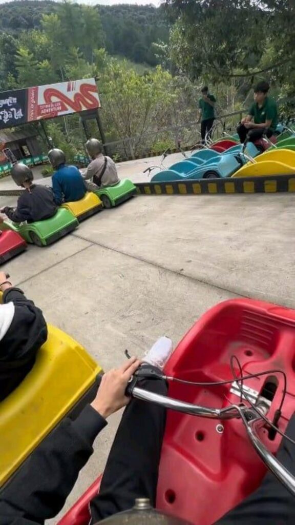 列に並びリュージュを楽しむ人々