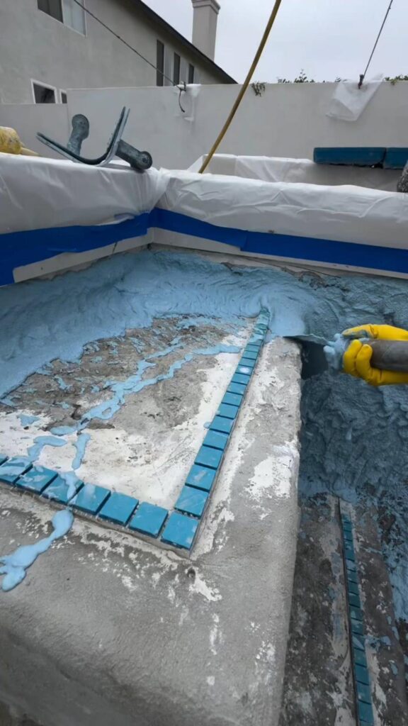 プールのタイル施工と青い左官工事