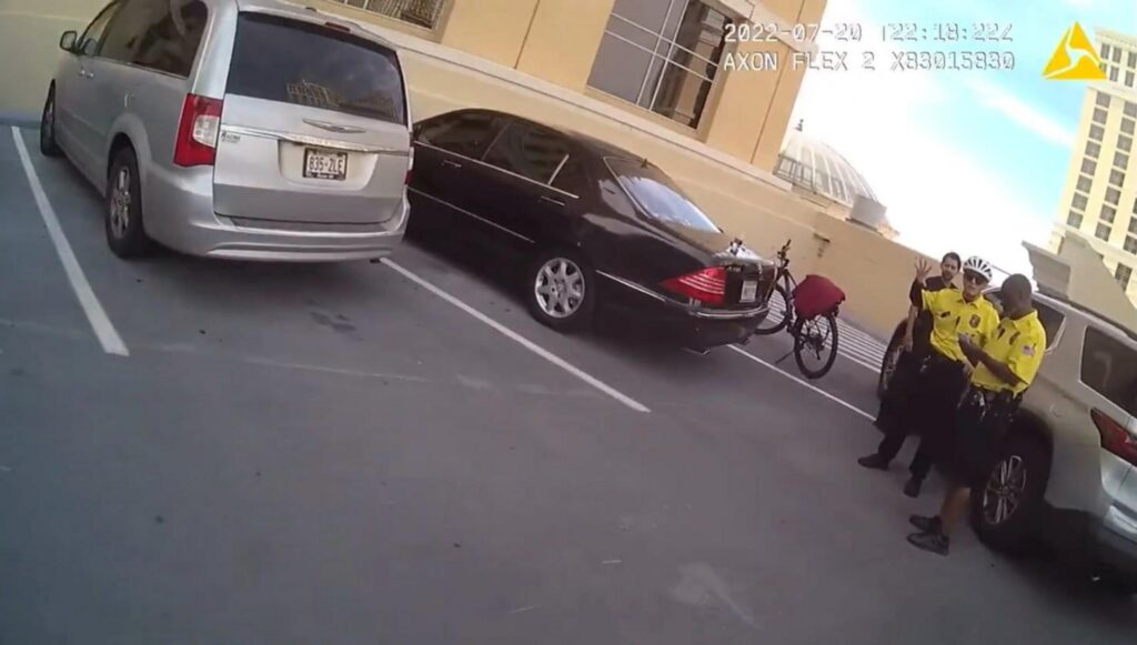 駐車場で警官が男性と話している様子