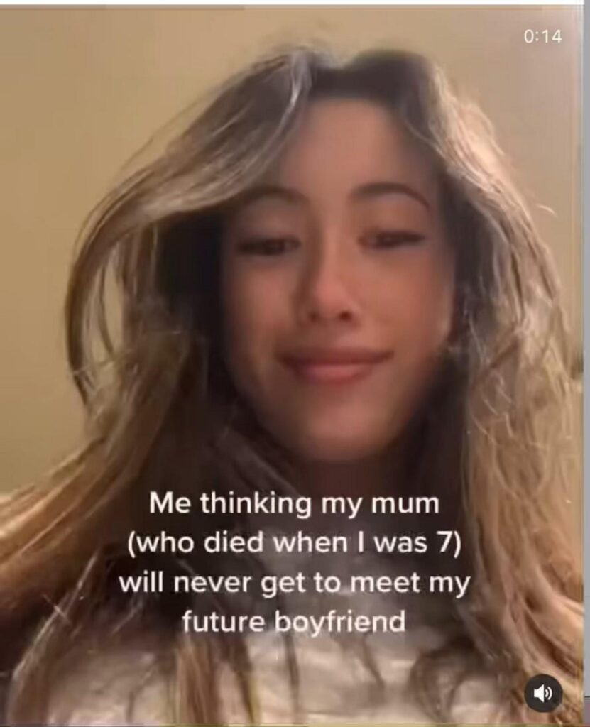 亡き母を想い微笑む女性の自撮り画像