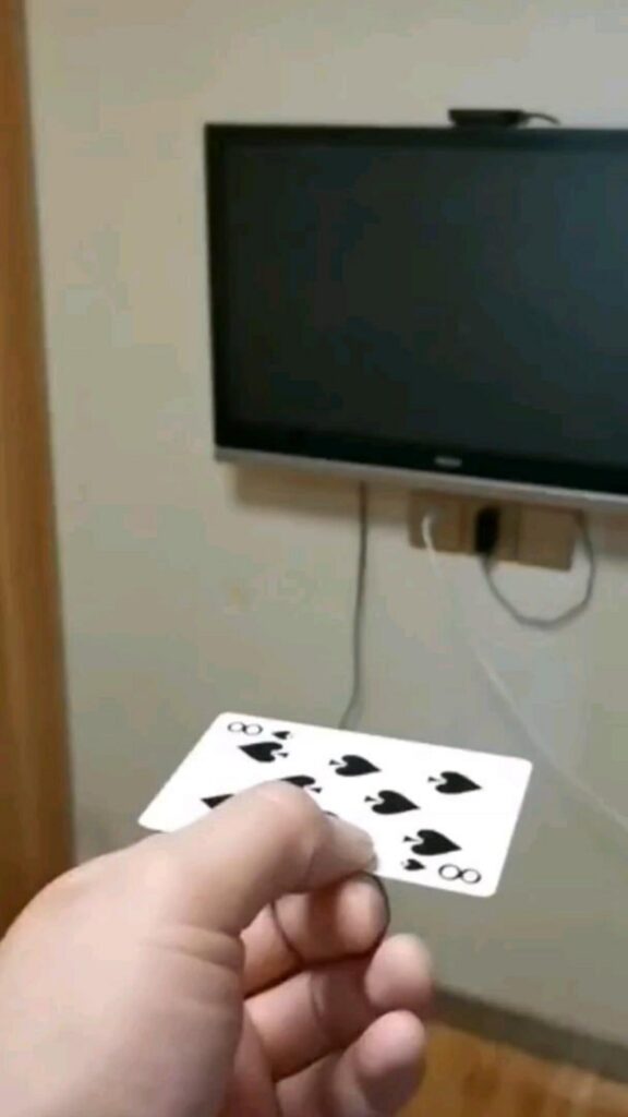 テレビの前で無限のスペードを持つ手