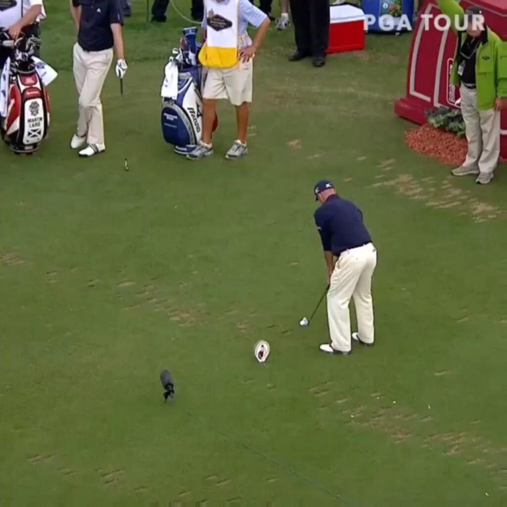 ティーショットを構えるプロゴルファー