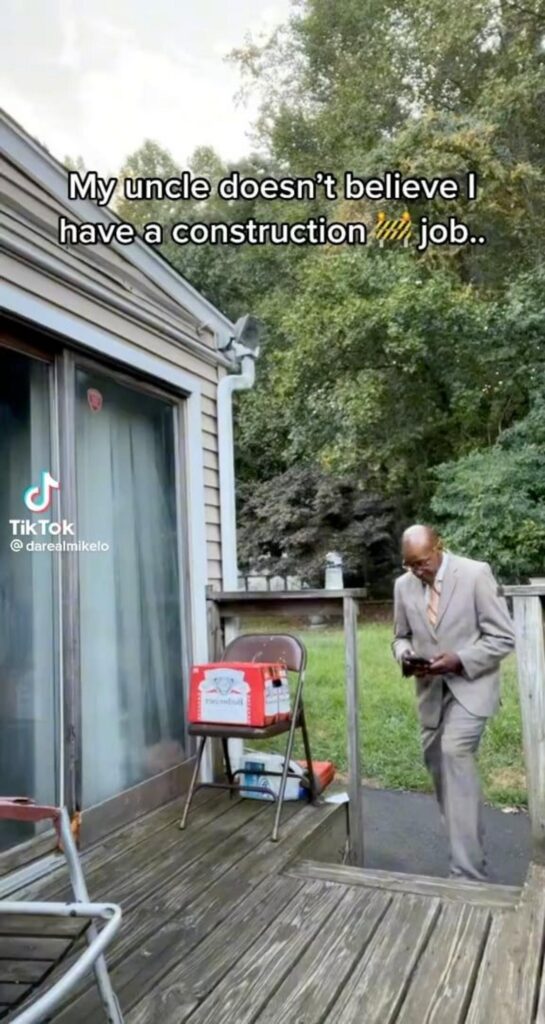 スーツ姿の男性と椅子に置かれたビール箱