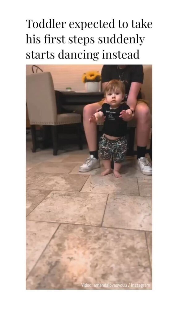 歩くはずが踊り出した赤ちゃんの様子