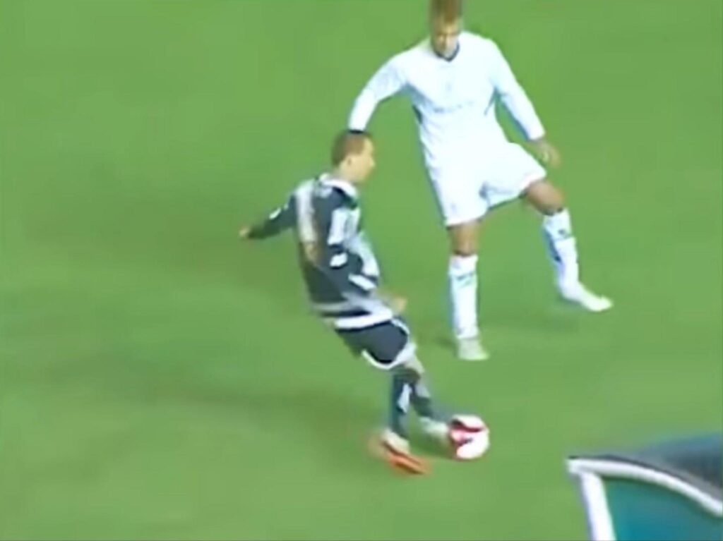 サッカーの試合でドリブルをする選手