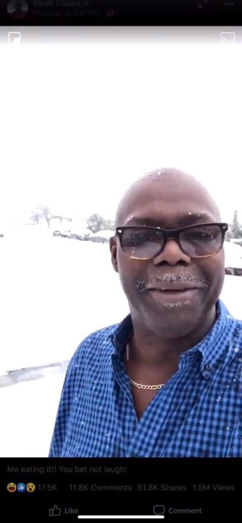 雪を食べて髭に雪がついた男性