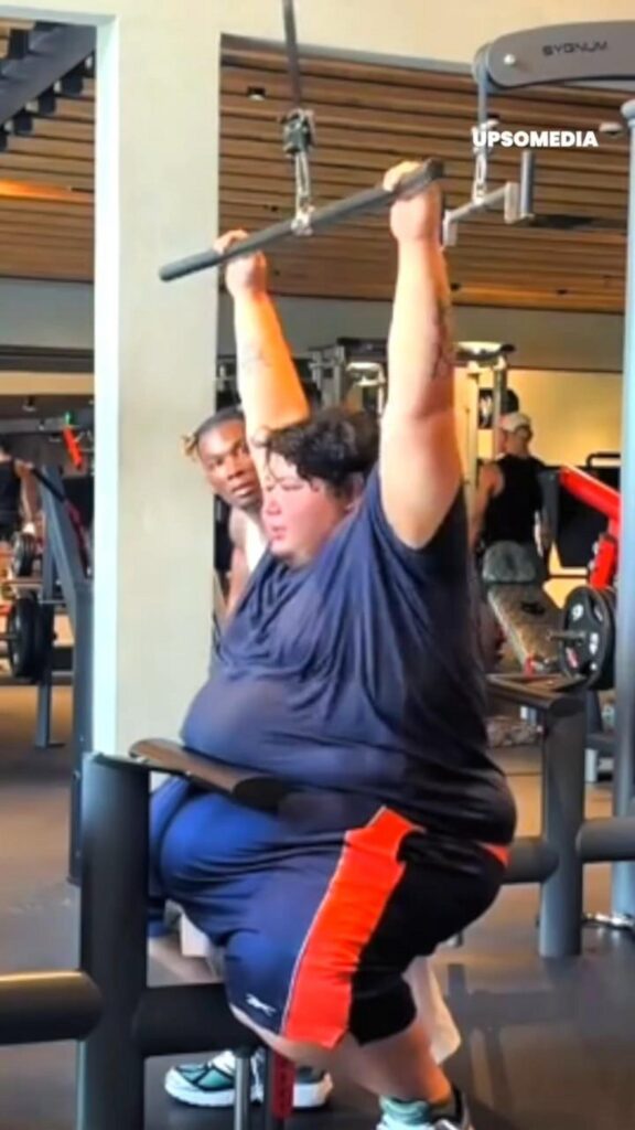 ジムで筋トレをする大柄な男性