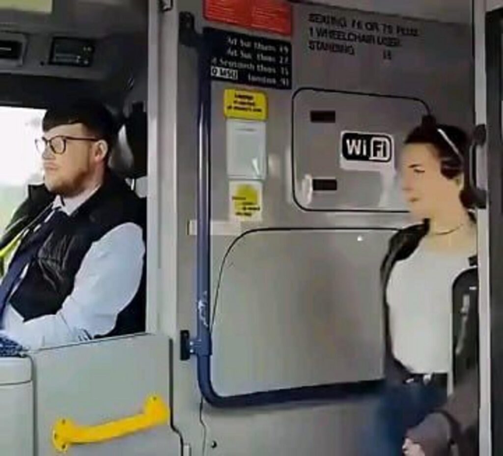 バスの運転手と車内の女性