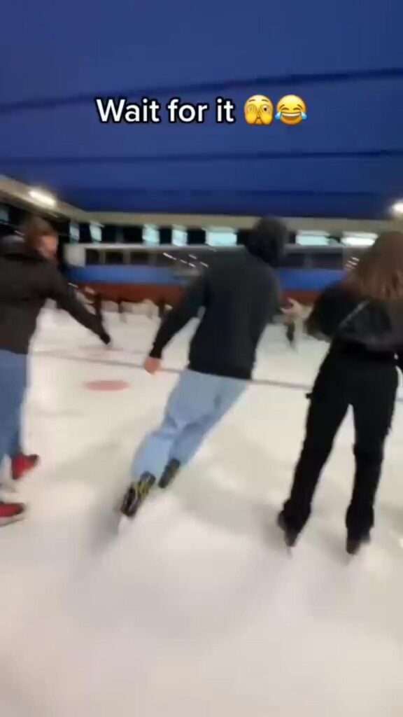 スケートリンクで滑る三人の姿