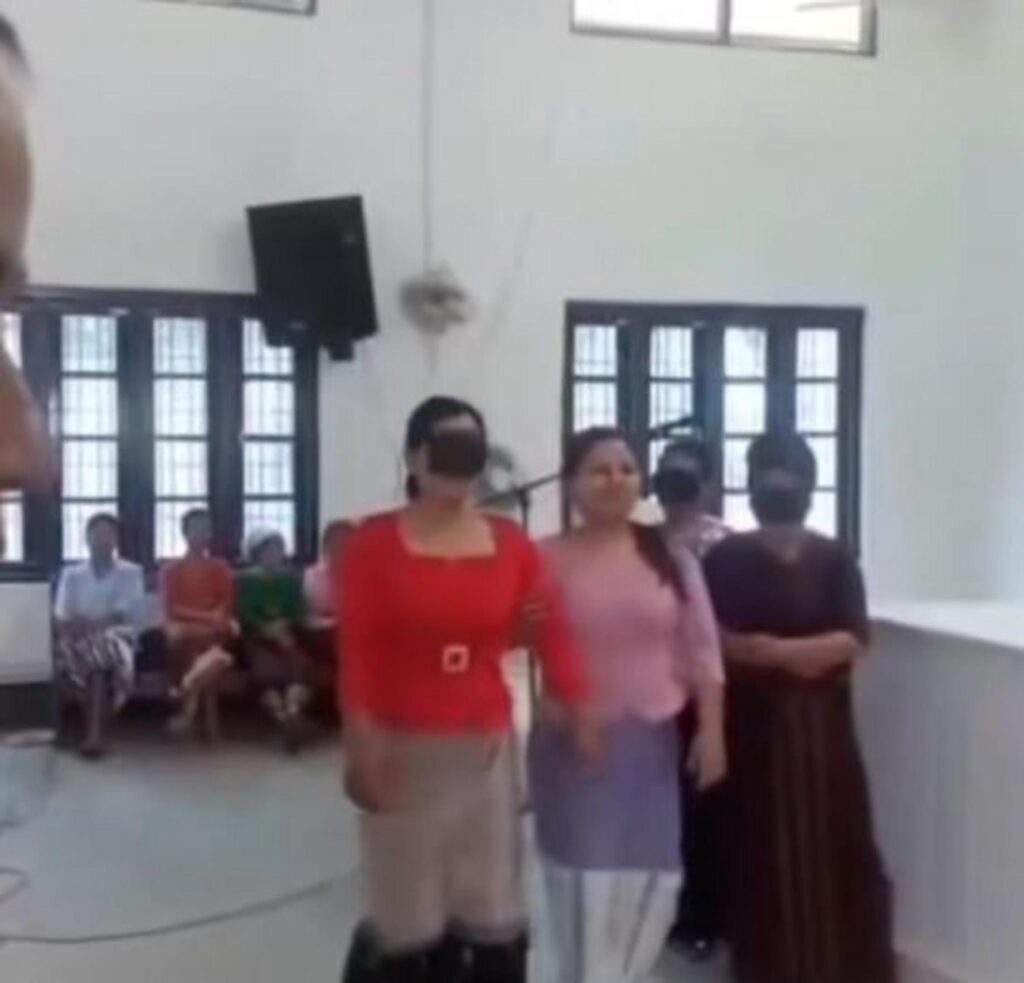 室内で数名の女性が並んでいる様子