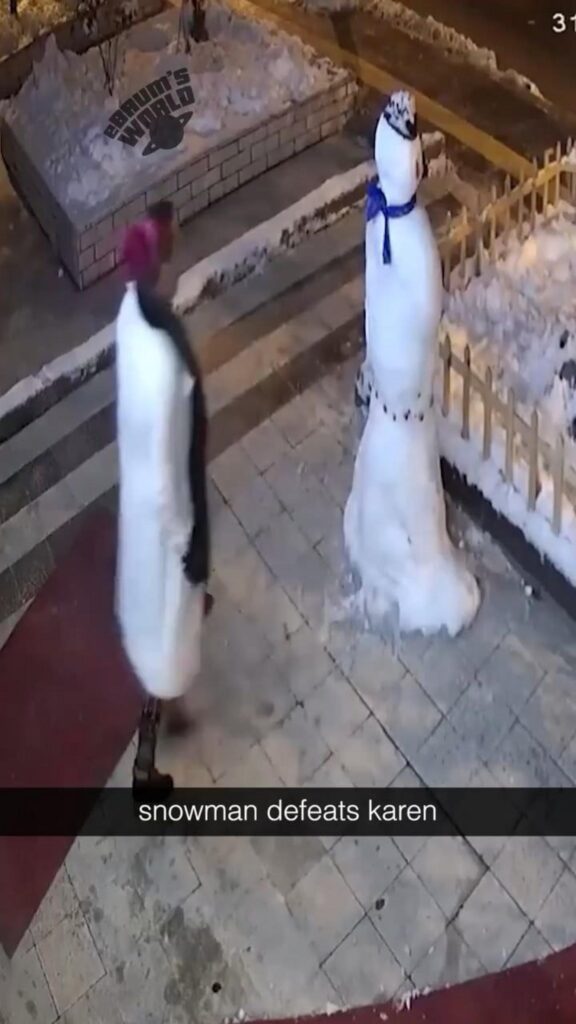 雪だるまとその前に立つ女性