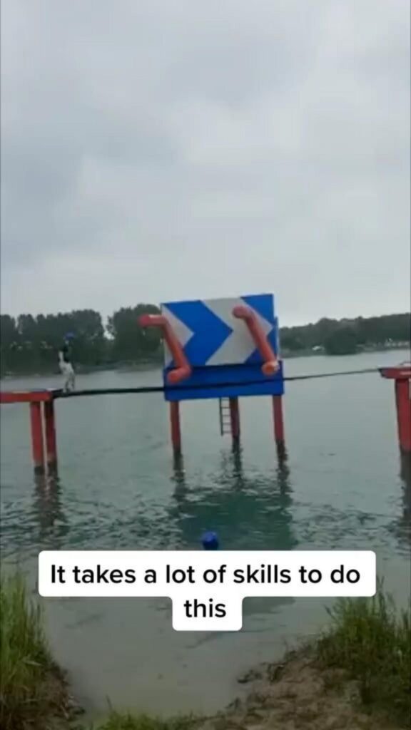 水上のアスレチックを渡る様子