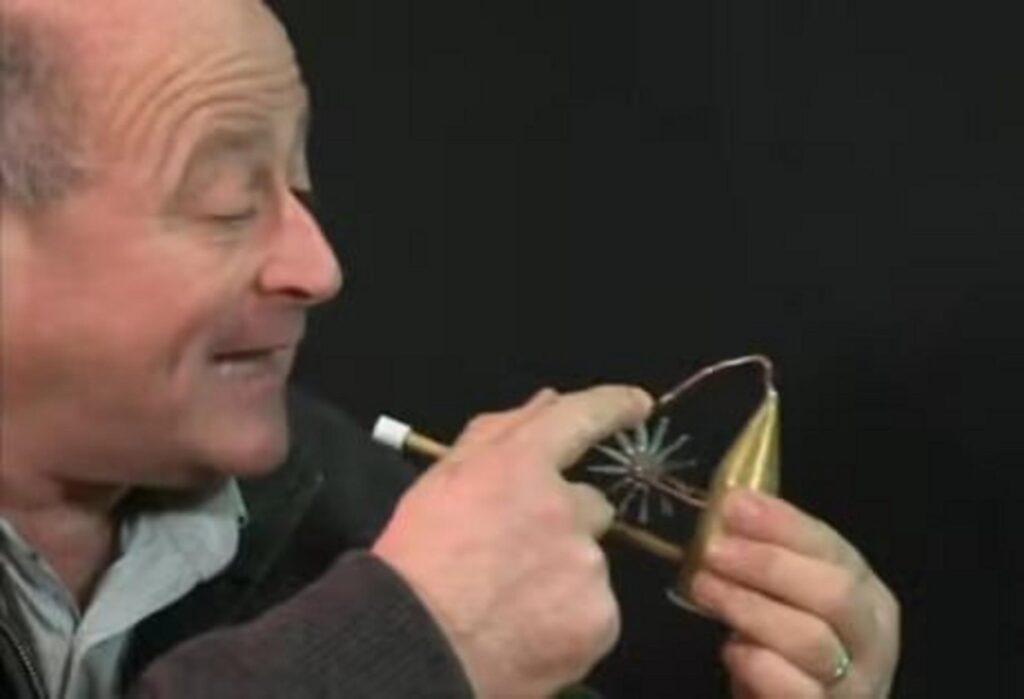 小さな仕掛け玩具を指差す男性