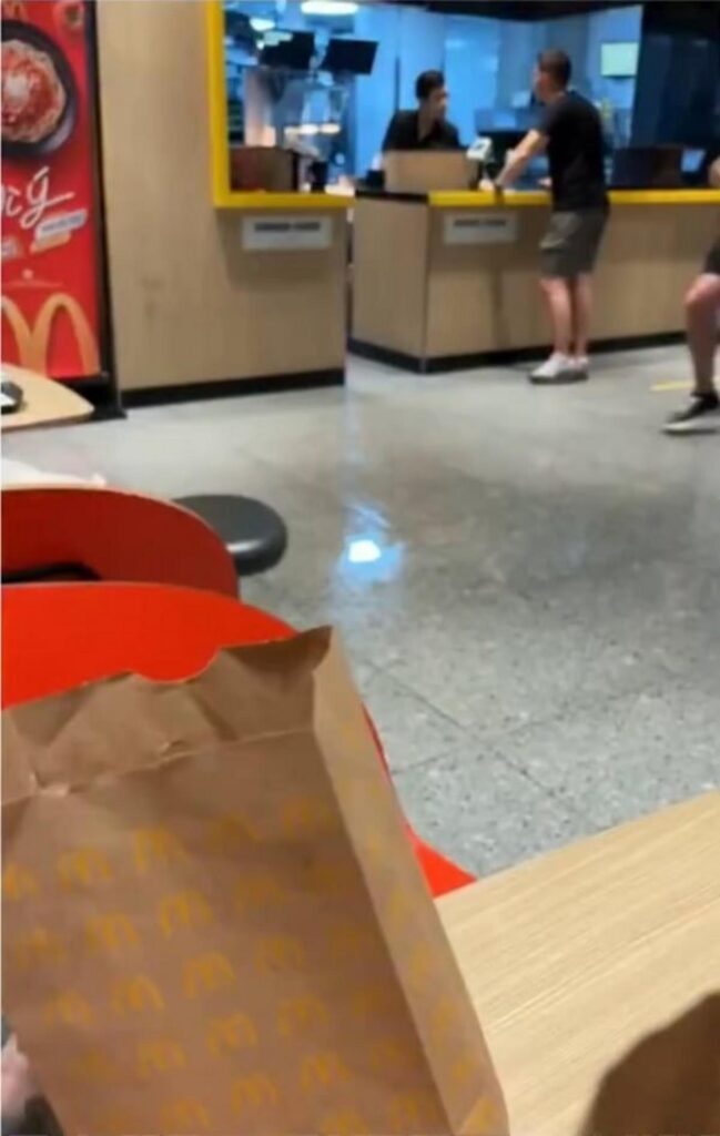 マクドナルド店内の様子と手前の紙袋