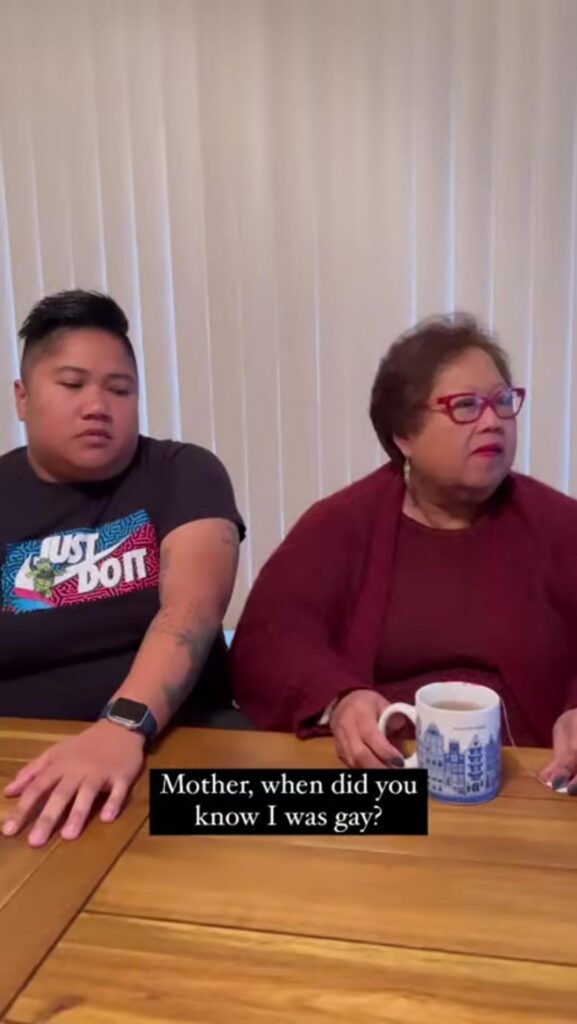 いつゲイだと知ったか母親に尋ねる様子