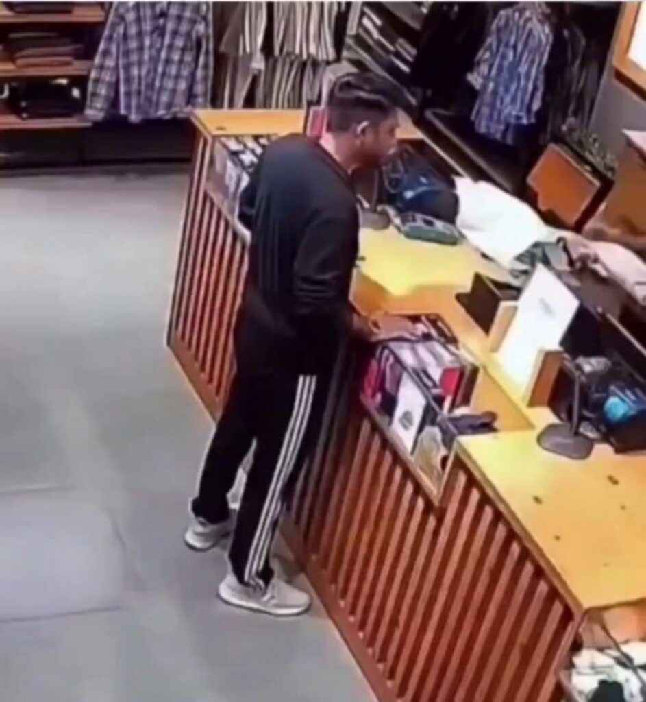 洋服店のレジカウンターに立つ男性