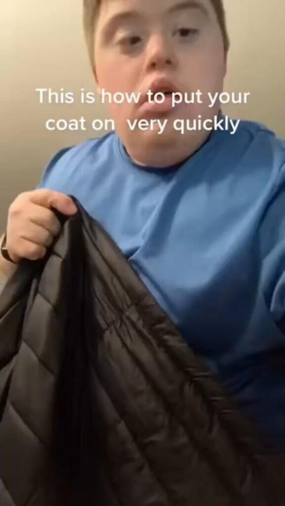 コートを素早く着る方法を教える男性