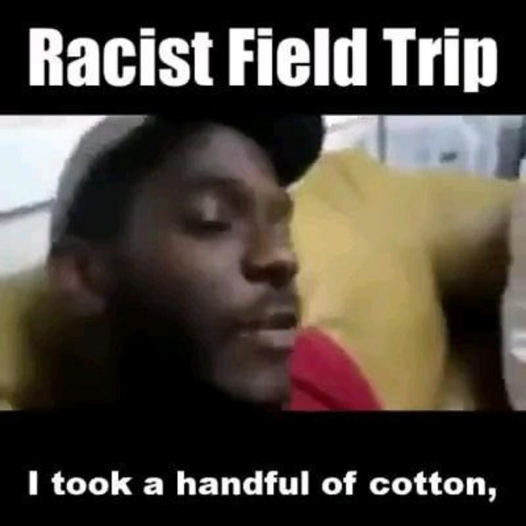 差別的な綿摘み遠足について話す黒人男性
