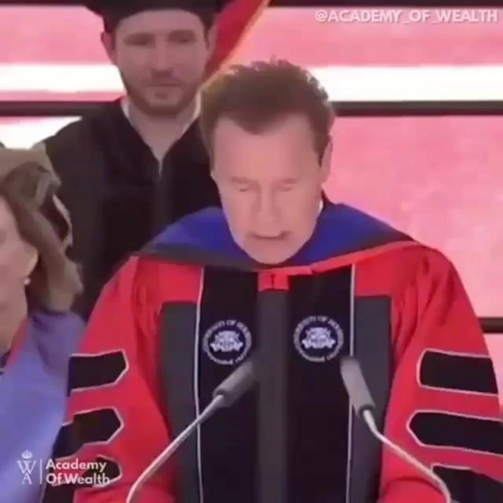 卒業式で演説するシュワルツェネッガー