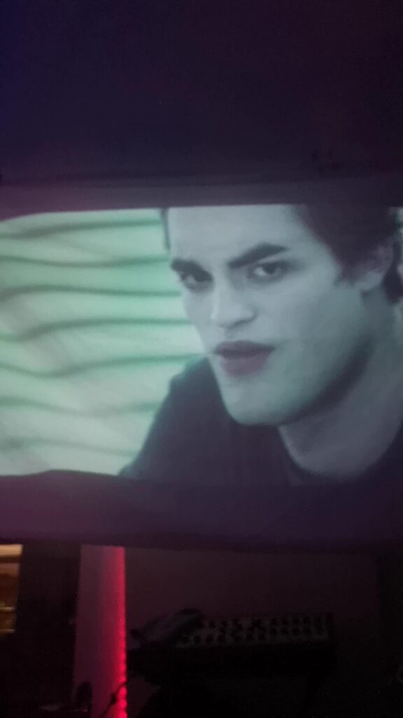 画面に映る男性の歪んだ顔