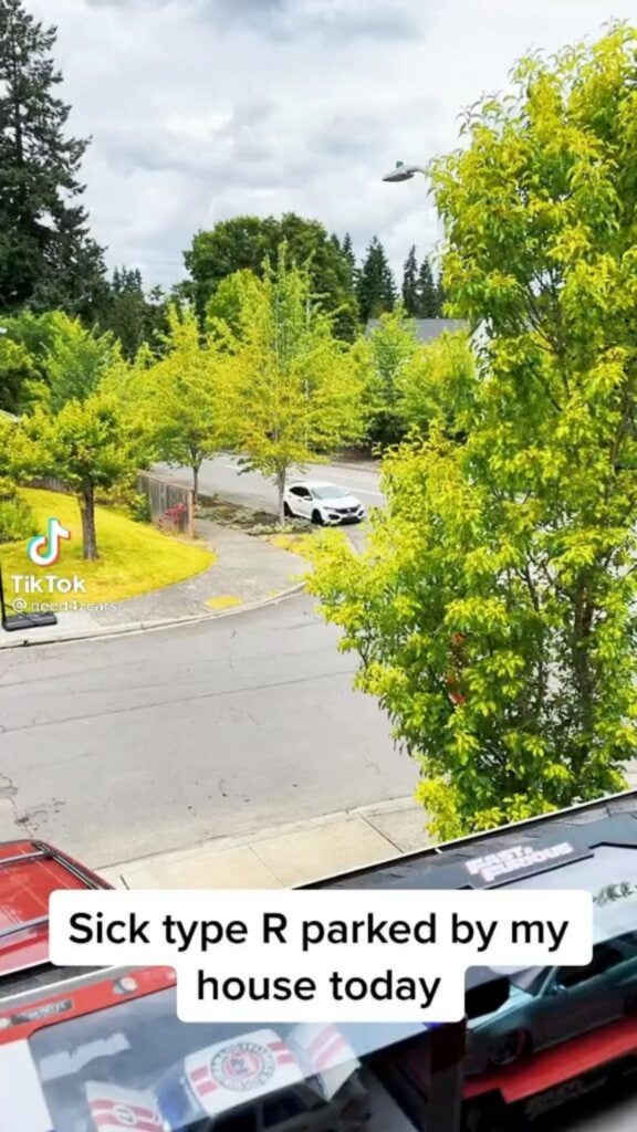 路上に停まるタイプRと手前のミニカー